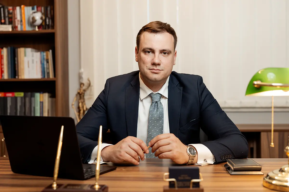 Advokat Luka Labus u kancelariji